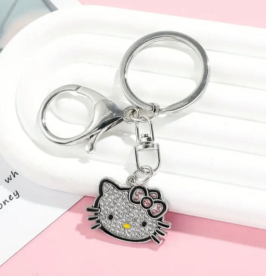 Breloczek Hello Kitty – jednolity kolor, błyszczące wykończenie i zamknięcie typu „złamany pierścień”