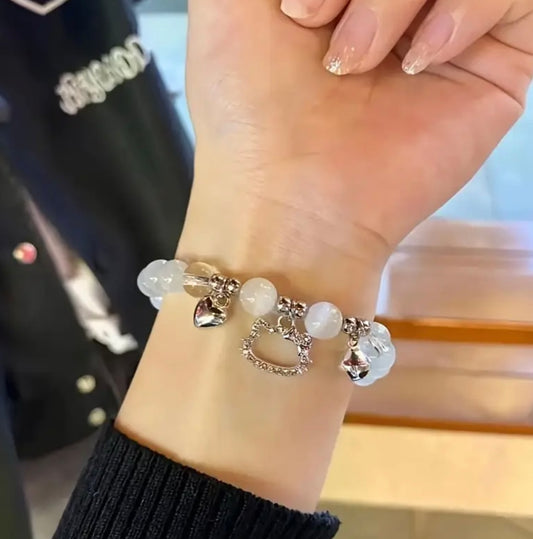 Elastyczna bransoletka z motywem Hello Kitty – perłowe koraliki i urocze zawieszki